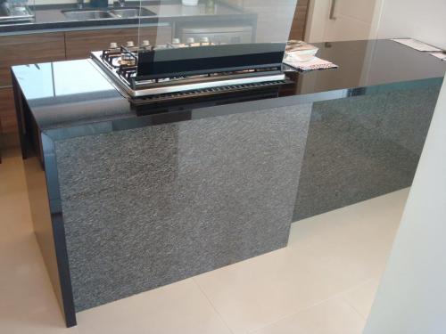 Bancada ilha granito diamante negro com granito cafe imperial